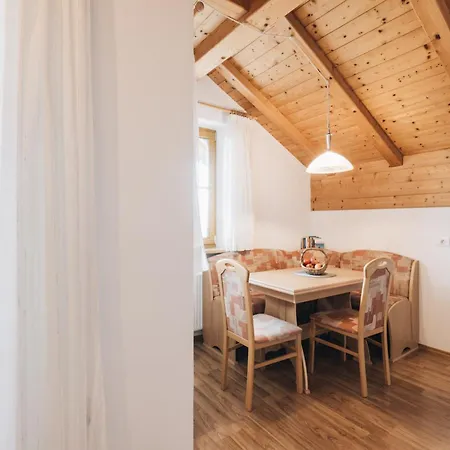 Apartment Weisshaus *